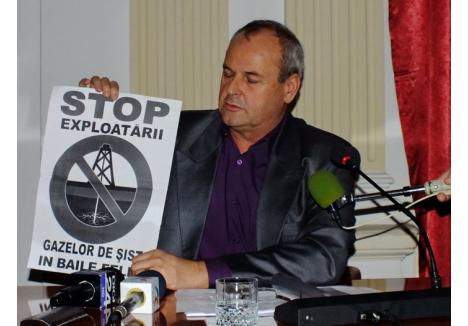 Primarul din Sânmartin, Lucian Popuş (foto), a împărţit deja localnicilor afişe prin care îşi arată opoziţia faţă de exploatarea gazelor de şist